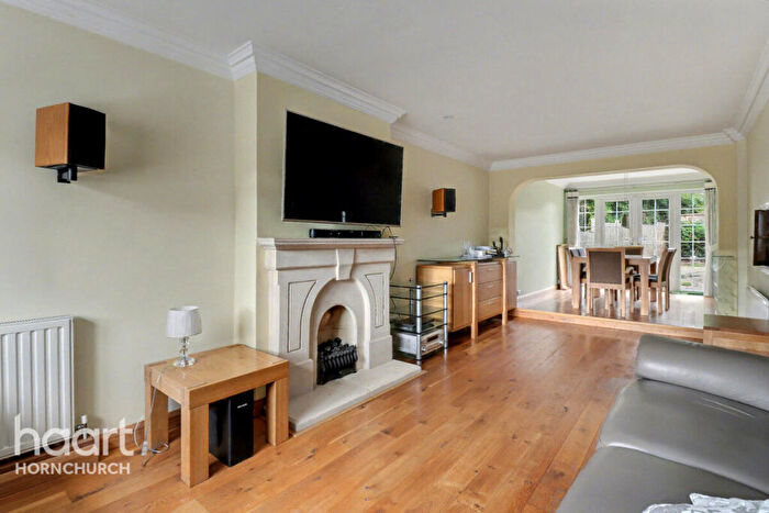 3 Bedroom Semi-Detached House For Sale In Hampshire Road, Hornchurch, RM11