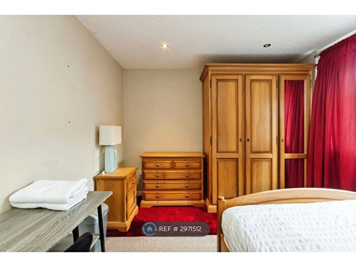 2 Bedroom Flat To Rent In Auckland Close, Nottingham, NG7