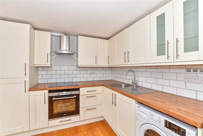 1 Bedroom Flat For Sale In Mount Ephraim, Tunbridge Wells, Kent, TN4