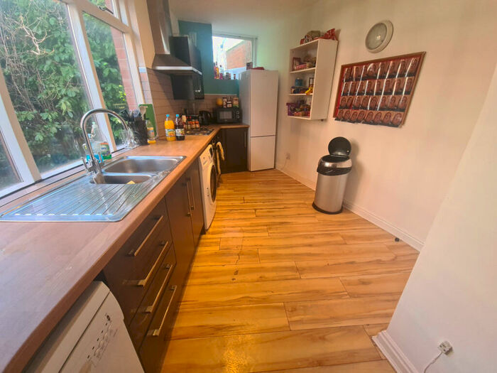 5 Bedroom House To Rent In Manor Drive, Leeds, LS6