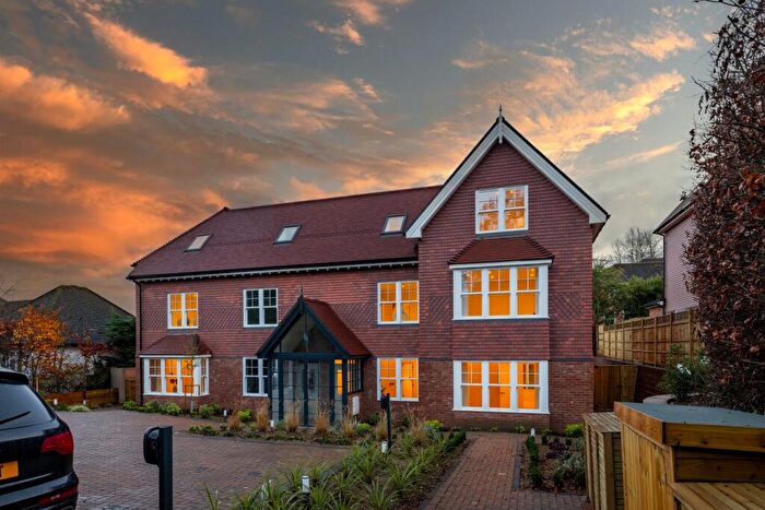 4 Bedroom Terraced House For Sale In Hollymeoak Road, Coulsdon, CR5