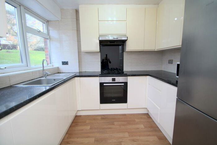 4 Bedroom Town House To Rent In Chichele Gardens, Croydon, CR0