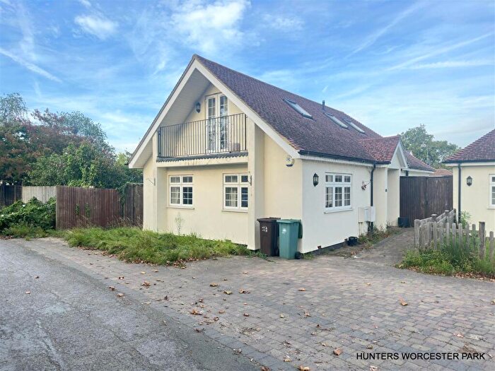 4 Bedroom Detached Bungalow To Rent In Covey Road, Worcester Park, KT4