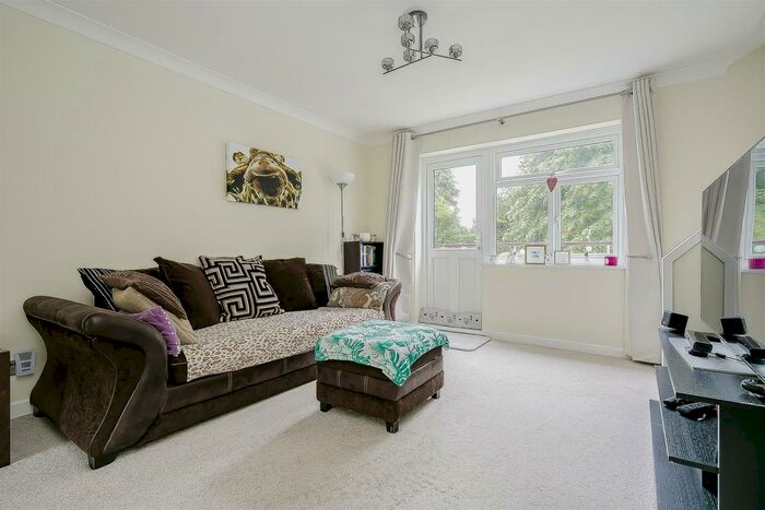 2 Bedroom Apartment To Rent In Woodmansterne Lane, Banstead, SM7