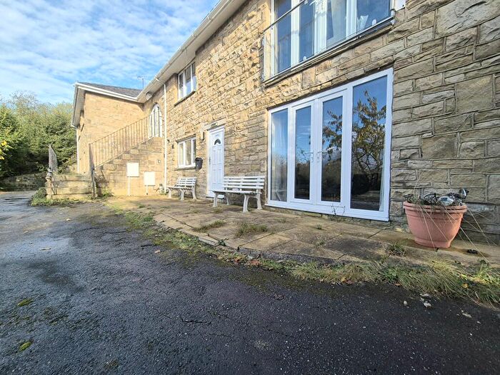 3 Bedroom Apartment To Rent In Hipperholme, Halifax, HX3