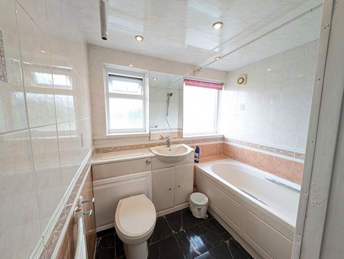 3 Bedroom End Of Terrace House For Sale In Bourne Avenue, Hayes, Greater London, UB3