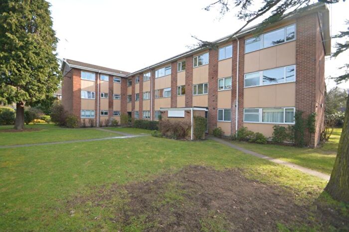 2 Bedroom Flat To Rent In Brockley Combe, Weybridge, KT13