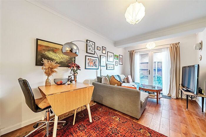 2 Bedroom Semi-Detached House For Sale In Aspen Mews, Penge, London, SE20