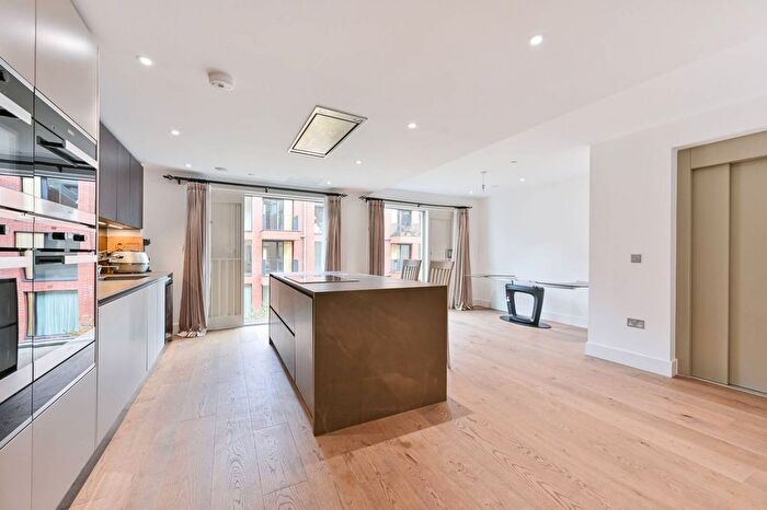 4 Bedroom Flat To Rent In Central Avenue, Fulham, London, SW6