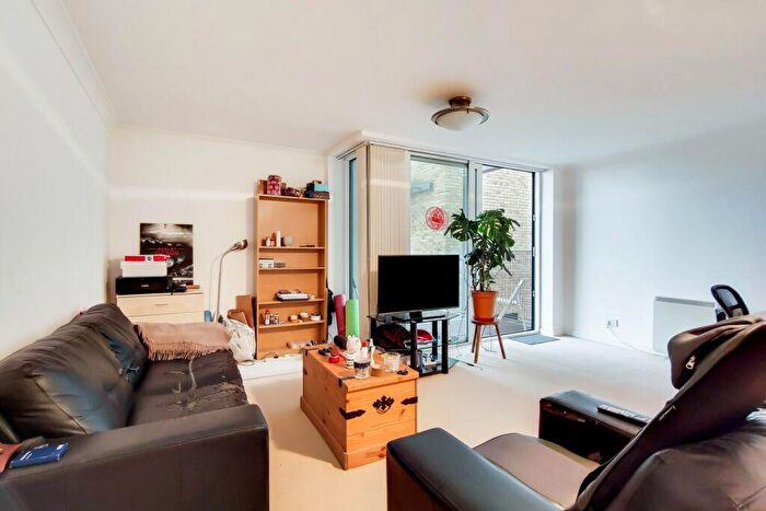 2 Bedroom Flat To Rent In Boardwalk Place, Canary Wharf, London, E14