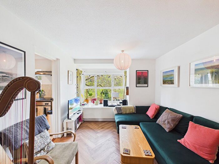 2 Bedroom Flat For Sale In Pursewardens Close, Ealing, W13