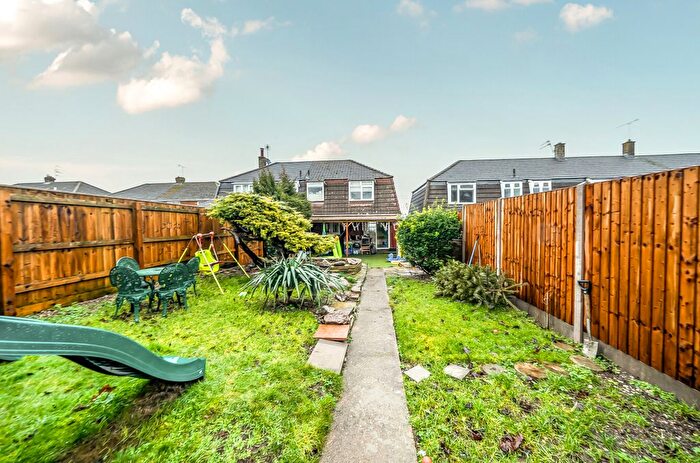 3 Bedroom Semi-detached House For Sale In Hillcroft, Dunstable, Bedfordshire, LU6
