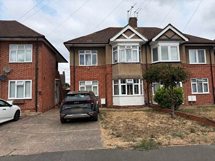 2 Bedroom Maisonette For Sale In Amesbury Road, Feltham, TW13