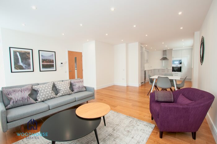 2 Bedroom Flat To Rent In Park Avenue, Bushey, WD23