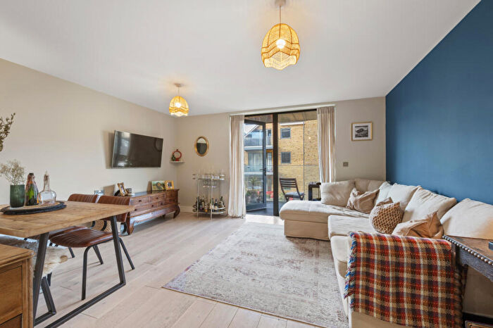 1 Bedroom Apartment For Sale In Antoinette Close, Kingston Upon Thames, KT1