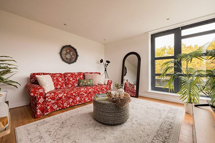 3 Bedroom Flat To Rent In Whitelands Crescent, London, SW18