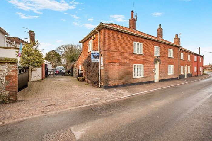 4 Bedroom Detached House For Sale In Dereham Road, Hingham, Norwich, NR9