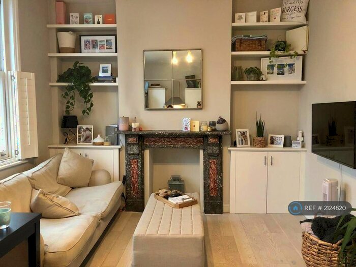 2 Bedroom Flat To Rent In Northcote Road, London, SW11