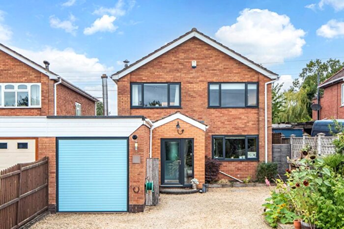 4 Bedroom Link Detached House For Sale In Yew Tree Lane, Fairfield, Bromsgrove, Worcestershire, B61
