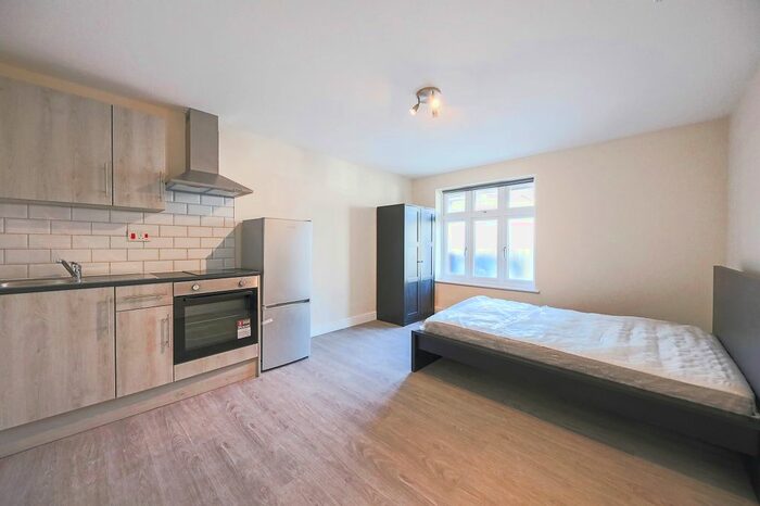 Studio To Rent In Costons Lane, Greenford, UB6