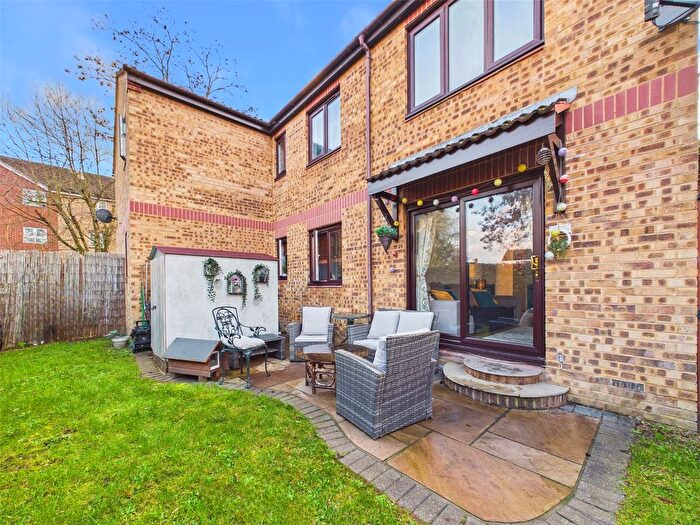 1 Bedroom Flat To Rent In Larkham Close, Middlesex, TW13