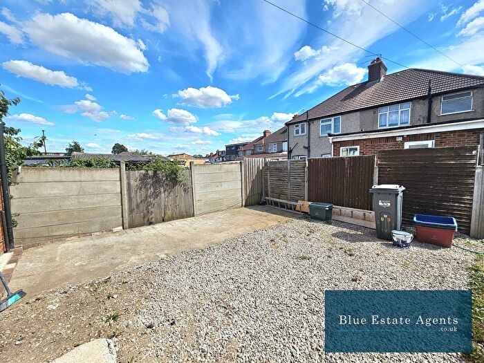 2 Bedroom Flat To Rent In Beavers Lane, Hounslow, TW4