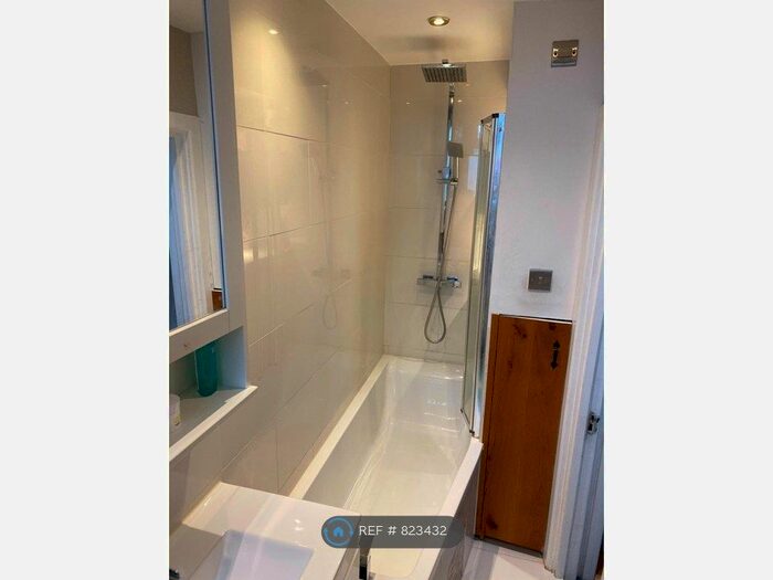 3 Bedroom Flat To Rent In Emanuel Avenue, London, W3