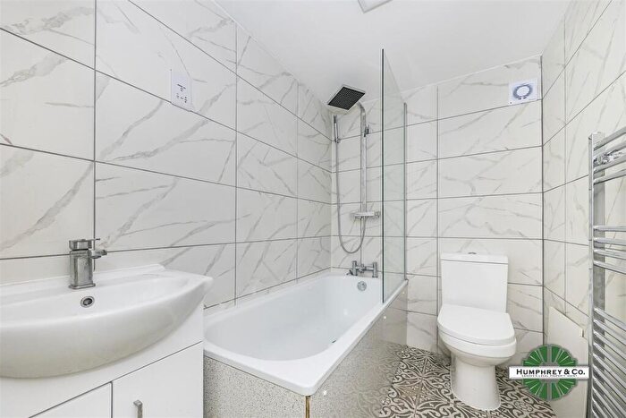 2 Bedroom Flat To Rent In Clifden Road, E5