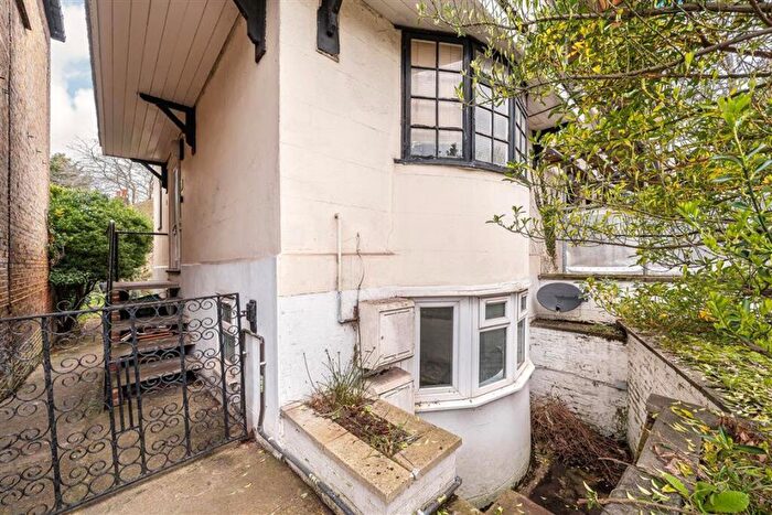 1 Bedroom Flat To Rent In High Street, Hampton Wick, KT1