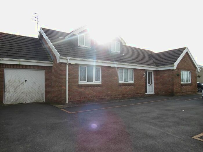 5 Bedroom Detached Bungalow To Rent In Felinfoel, Llanelli, SA14