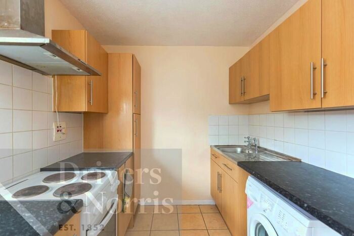 1 Bedroom Flat To Rent In Tealby Court, Georges Road, Holloway, London, N7