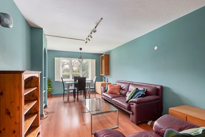 2 Bedroom Flat To Rent In Limetree Walk, London, SW17