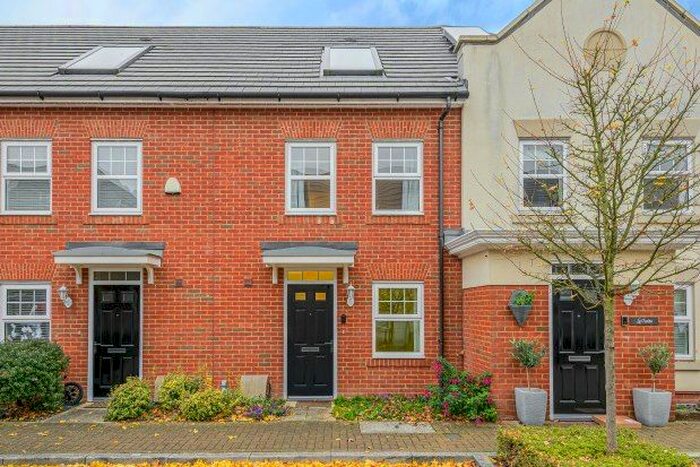 3 Bedroom Property To Rent In Erickson Gardens, Bromley BR2