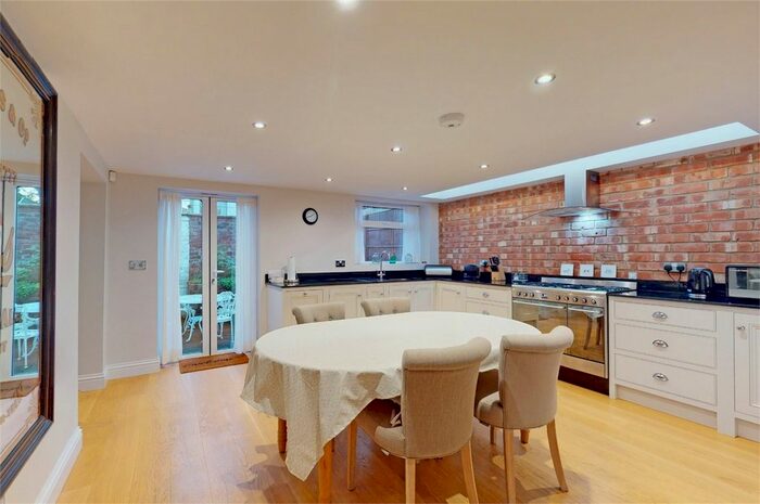 2 Bedroom Flat To Rent In Painswick Road, Cheltenham, Gloucestershire GL50