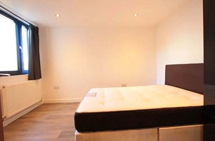 3 Bedroom Flat To Rent In Walworth Road, Elephant And Castle, SE17