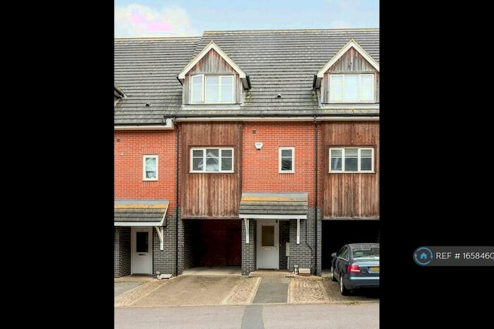 4 Bedroom Terraced House To Rent In Millward Drive, Bletchley, Milton Keynes, MK2
