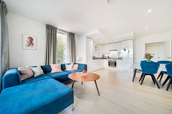 2 Bedroom Flat For Sale In Maple Way, London, SE16