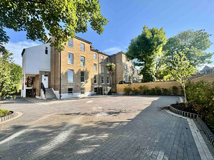 3 Bedroom Apartment To Rent In Grosvenor Road, E11