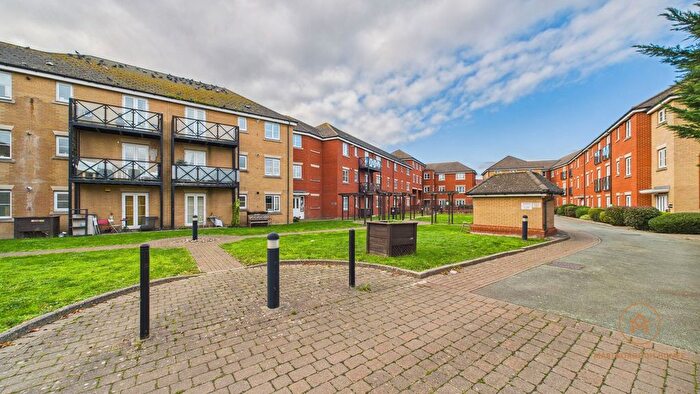 2 Bedroom Flat To Rent In Fencepiece Road, Oakside Court Fencepiece Road, IG6