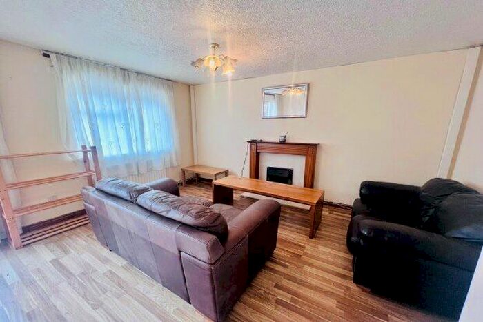 2 Bedroom Flat To Rent In Catfield Walk, Manchester, M15