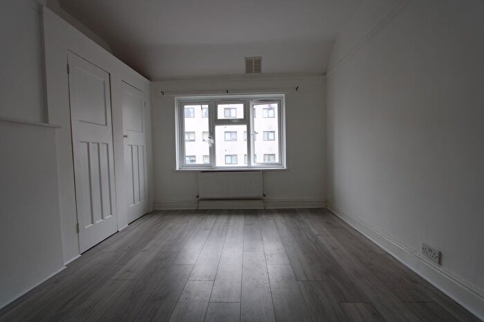 3 Bedroom Flat To Rent In Western Avenue, Greenford, UB6