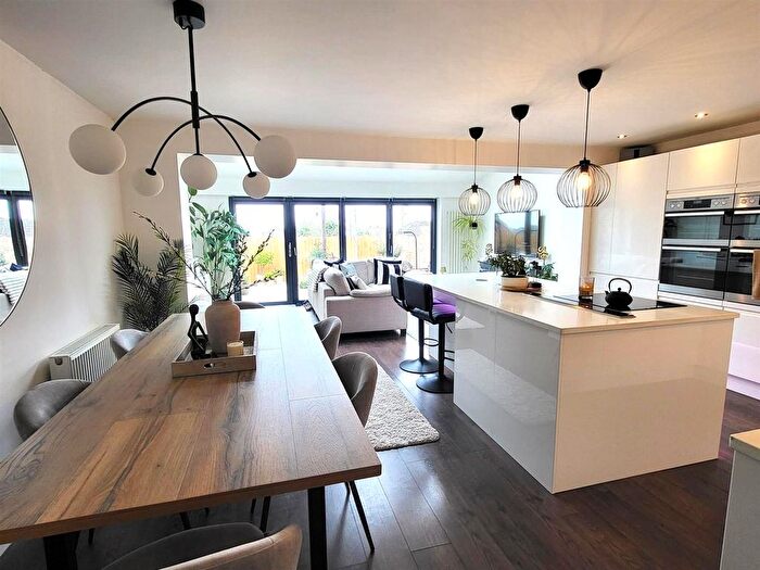 4 Bedroom Semi-detached House To Rent In Fleur De Lys Close, Burham, Rochester, ME1