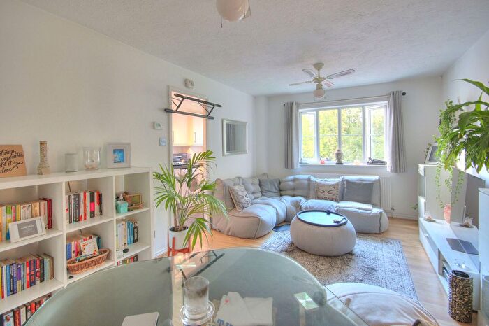2 Bedroom Flat For Sale In Swan Close, Rickmansworth, WD3
