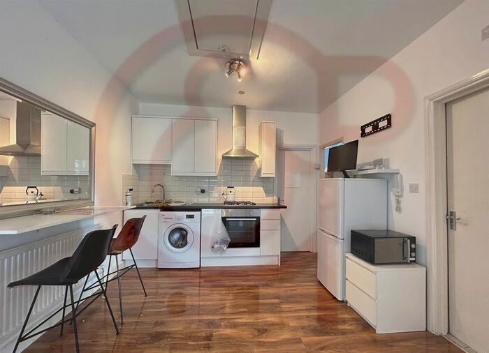 3 Bedroom Flat To Rent In York Road, Acton, W3