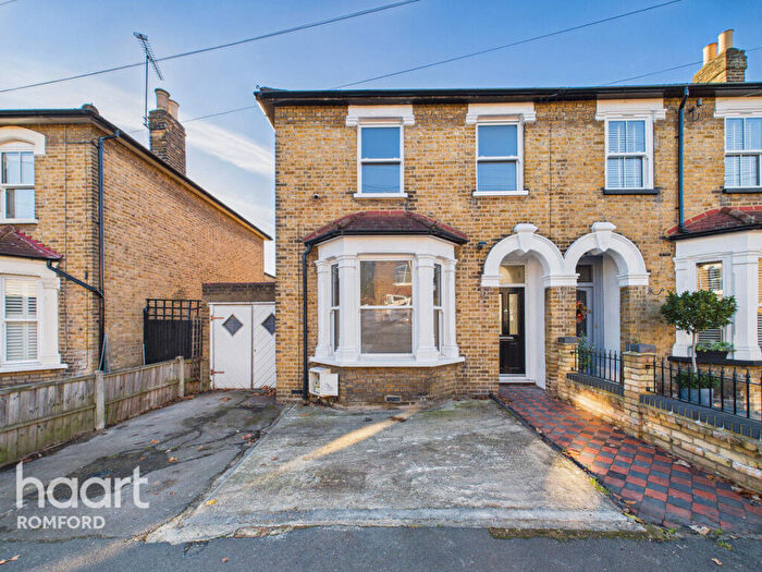 3 Bedroom Semi Detached House For Sale In Princes Road, Romford, RM1