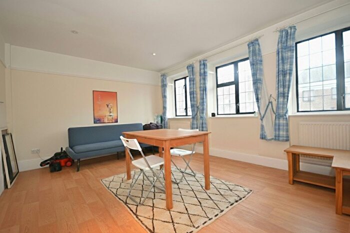 3 Bedroom Flat To Rent In The Highway, Beaconsfield, HP9