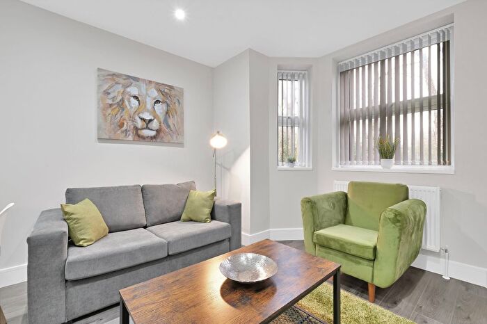 2 Bedroom Flat To Rent In Russell Road, Shepperton, TW17