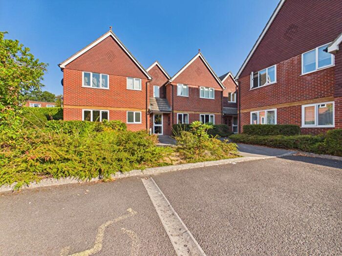 2 Bedroom Flat For Sale In Heath End Road, Baughurst, RG26