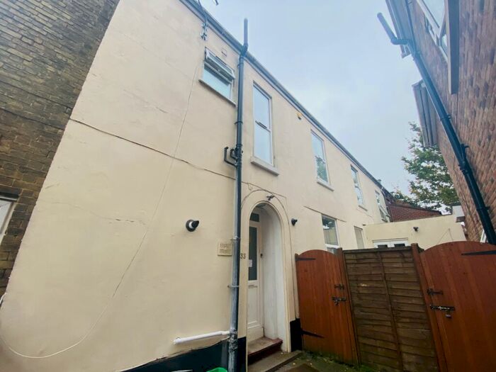 6 Bedroom House To Rent In Lodge Road, SO14