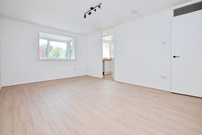 2 Bedroom Flat To Rent In Gurney Close, Barking, IG11